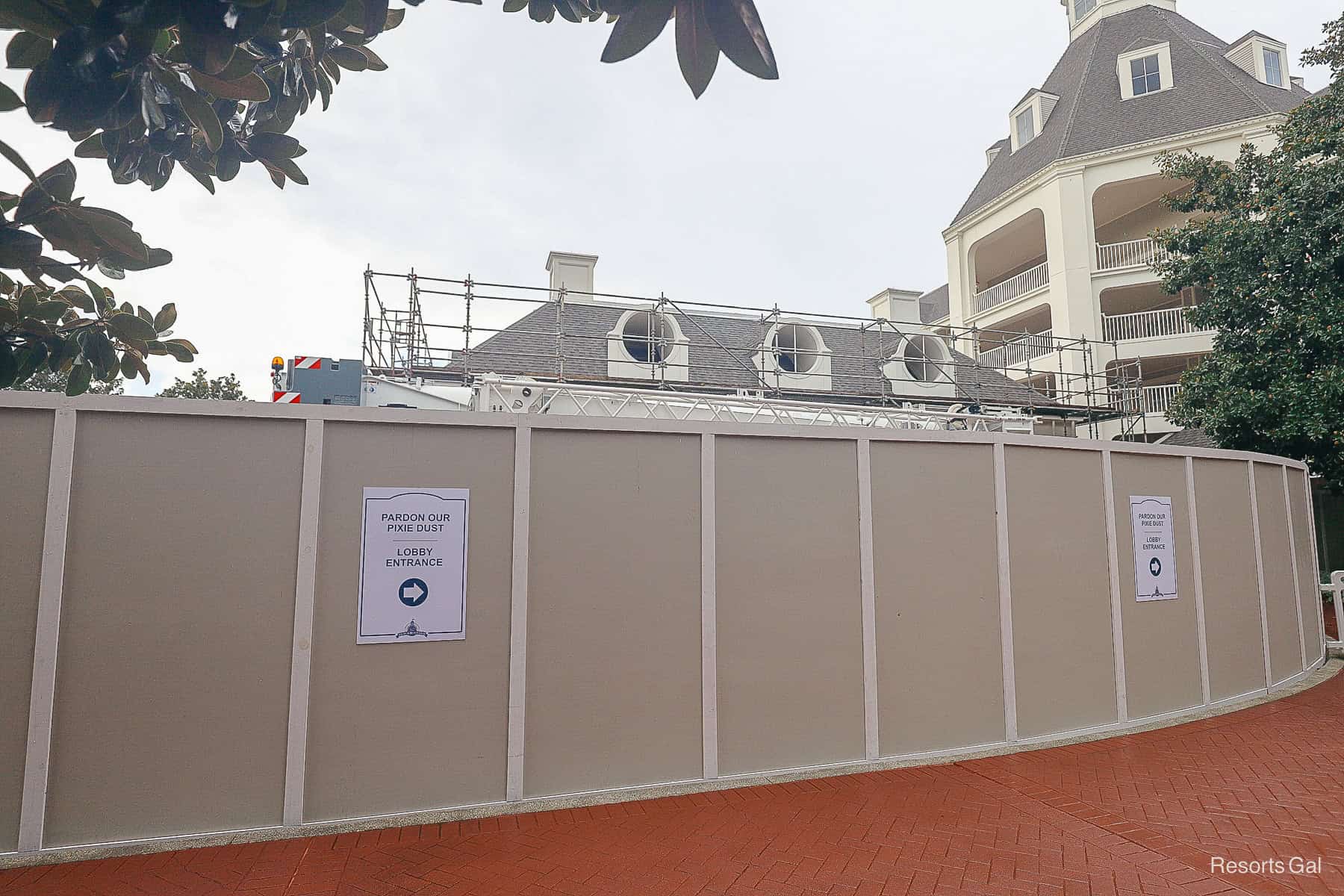 a construction wall surrounding the Yacht Club's port cochere